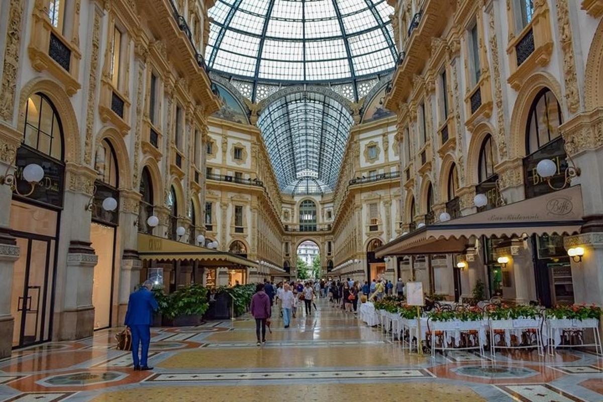 velika zgrada sa staklenim kupolastim stropom u kojoj ljudi hodaju