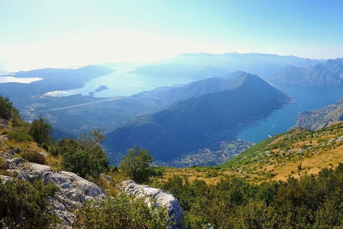 θέα μιας λίμνης από ένα βουνό