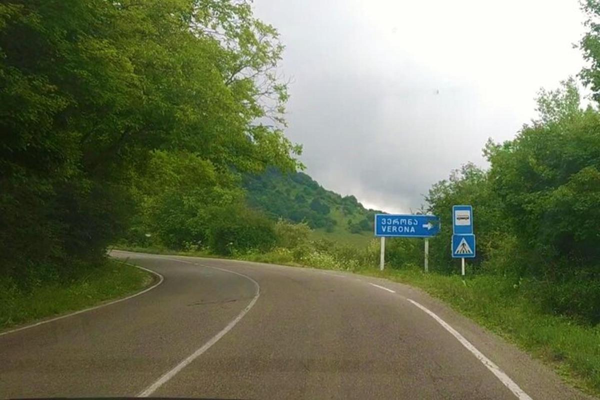 ein Straßenschild am Straßenrand