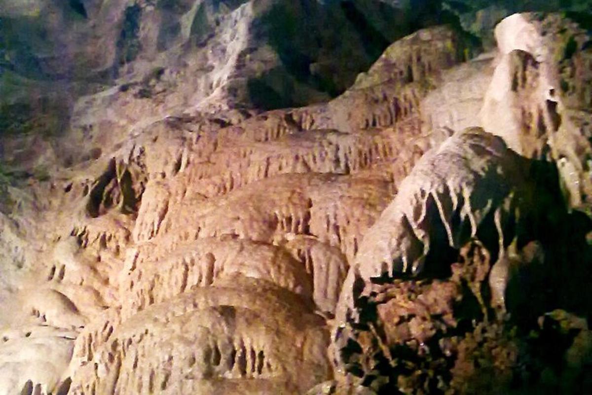 ένας ορεινός γκρεμός με πολλά διαφορετικά είδη βράχων
