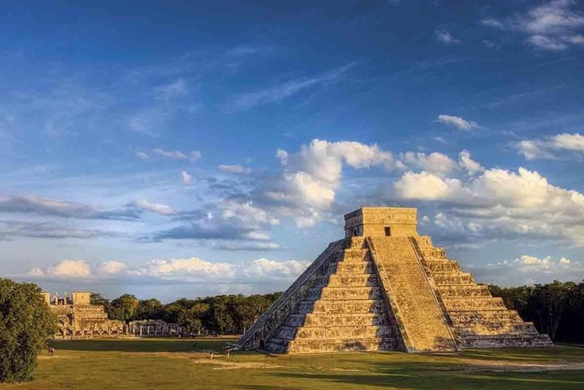 pyramidová budova s modrou oblohou v pozadí