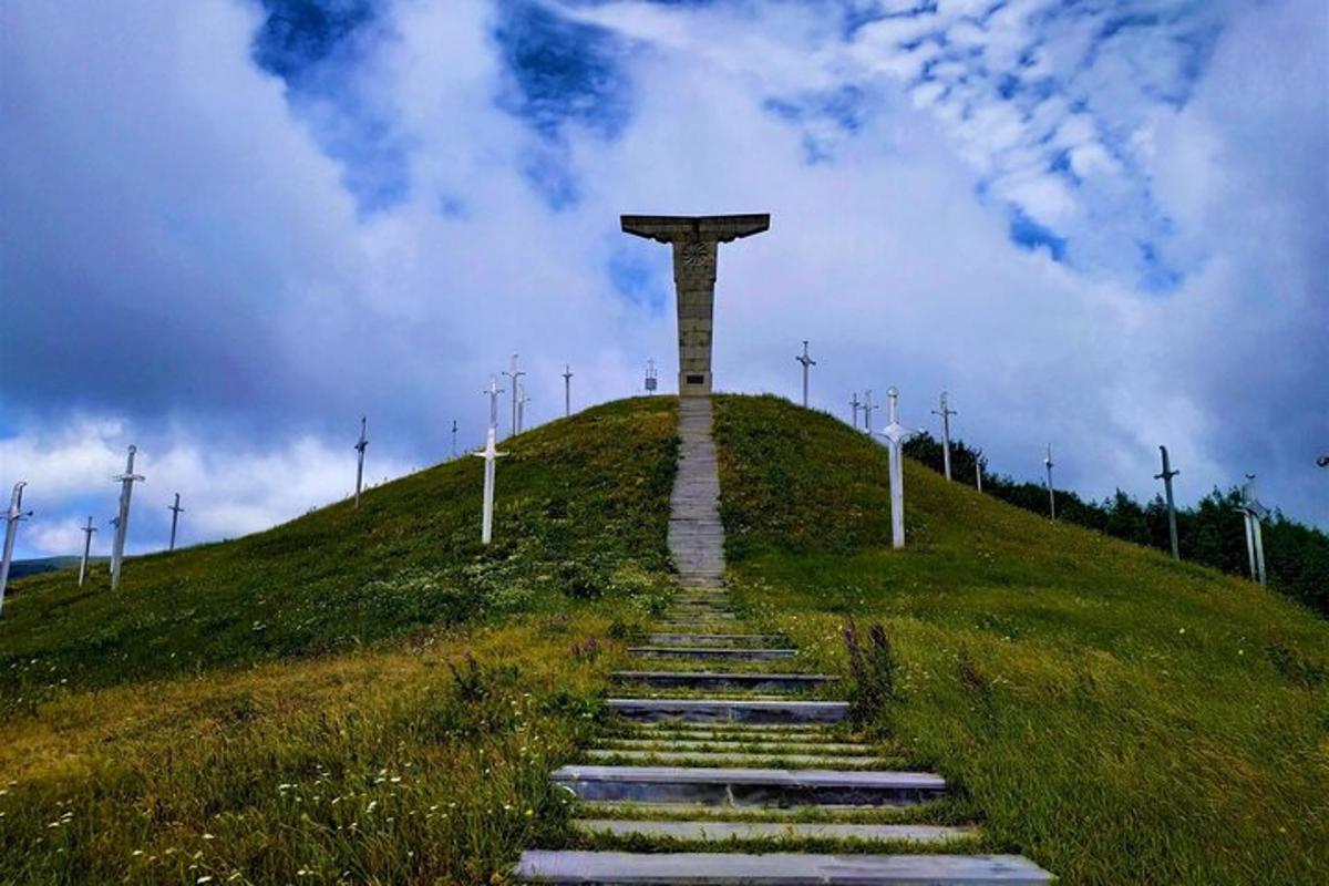 tyč na vrcholu kopce