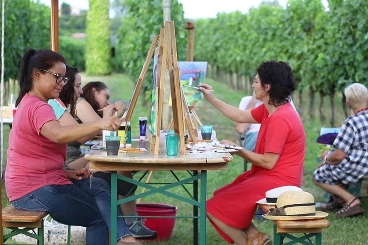 un grup de dones assegudes a una taula pintant