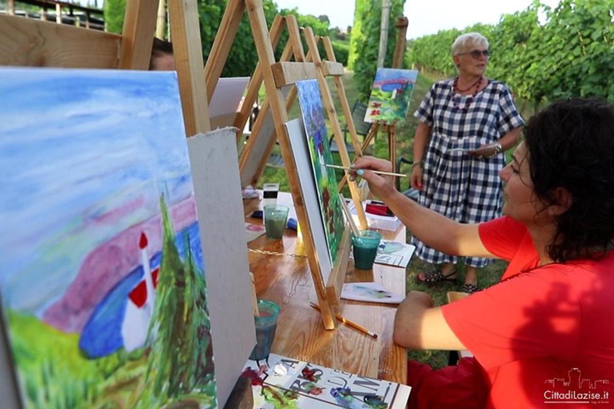 skupina lidí malujících obrazy na umělecké výstavě