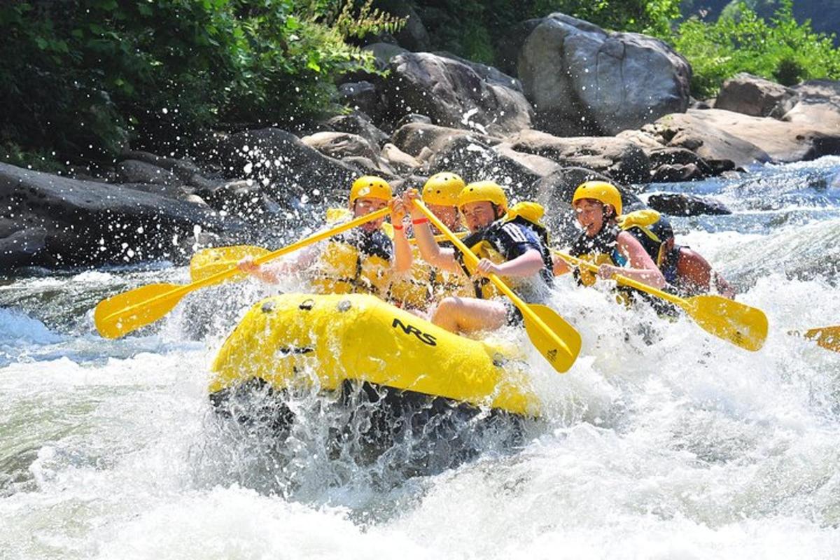 un gruppo di persone su una zattera su un fiume