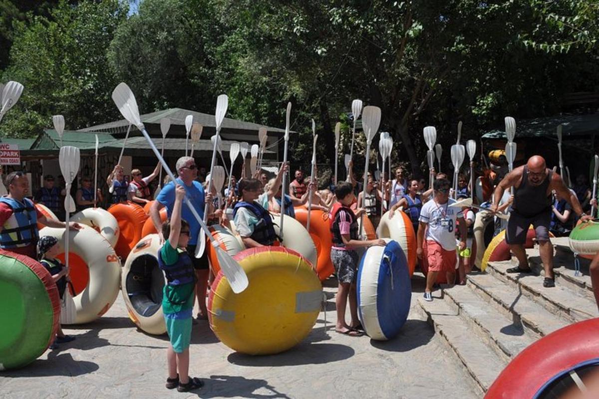 een groep kinderen die spelen tijdens een parade met muziekinstrumenten