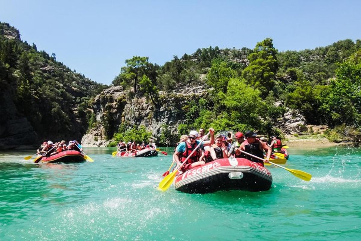 un gruppo di persone sta facendo rafting lungo un fiume