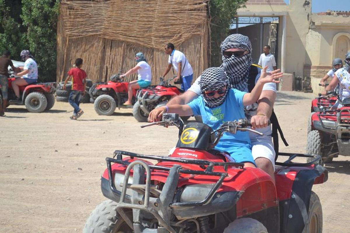 un grupo de personas viajando en vehículos de cuatro ruedas