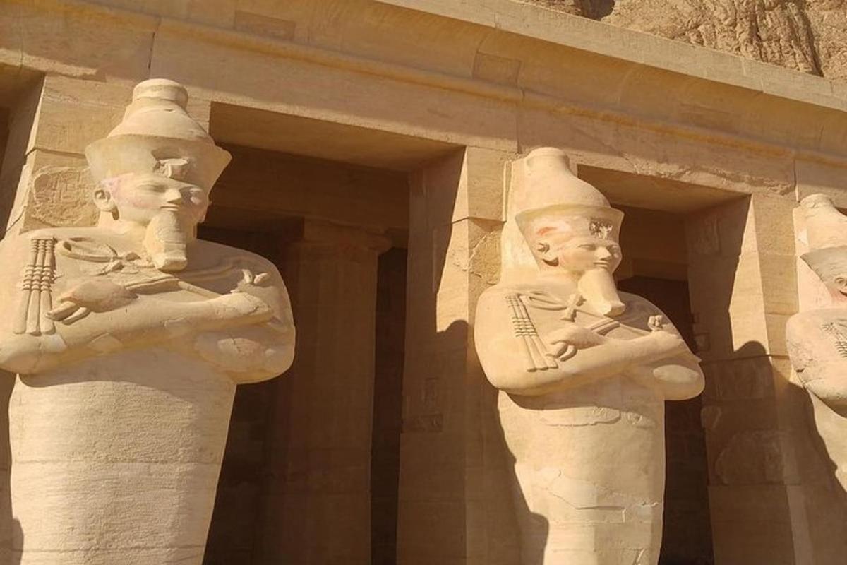 due statue di due persone in piedi davanti a un edificio