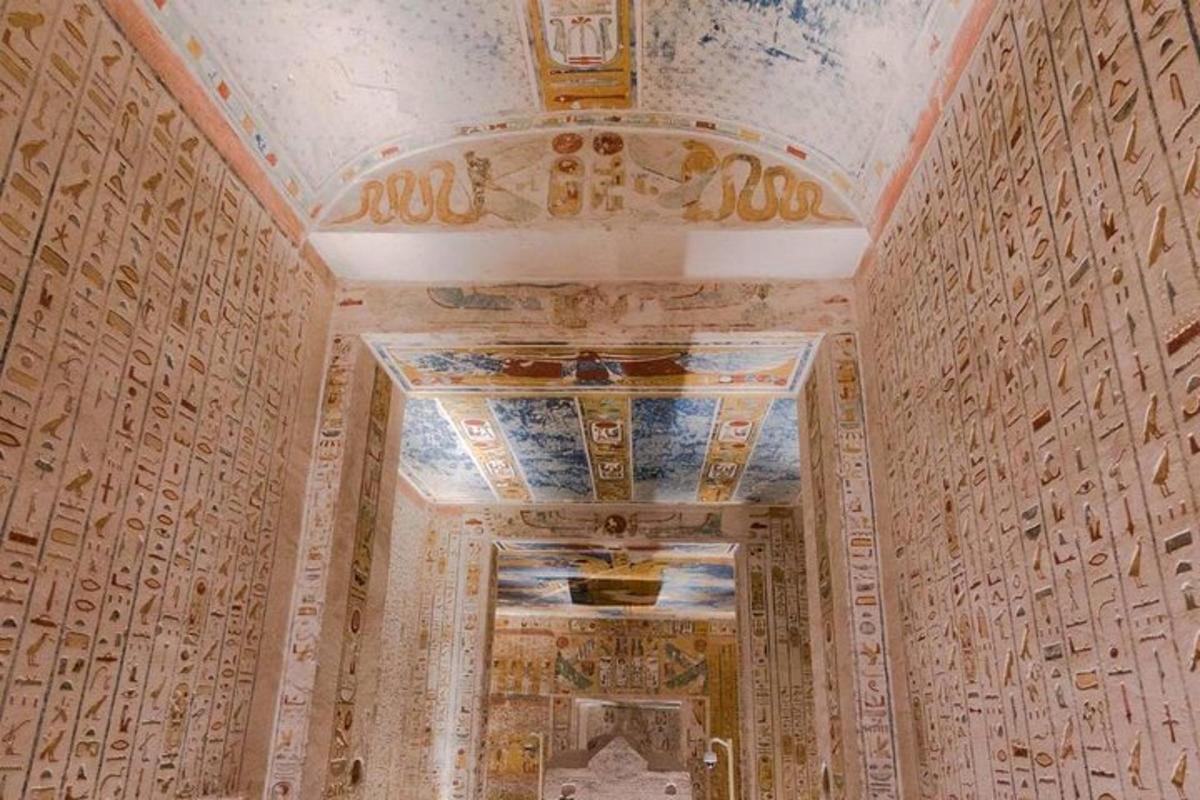 una stanza con un soffitto con delle scritte sopra