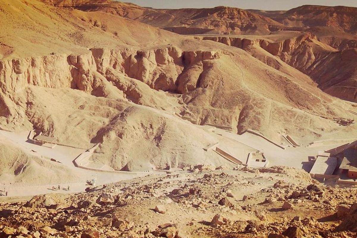 una vista di un deserto con una montagna