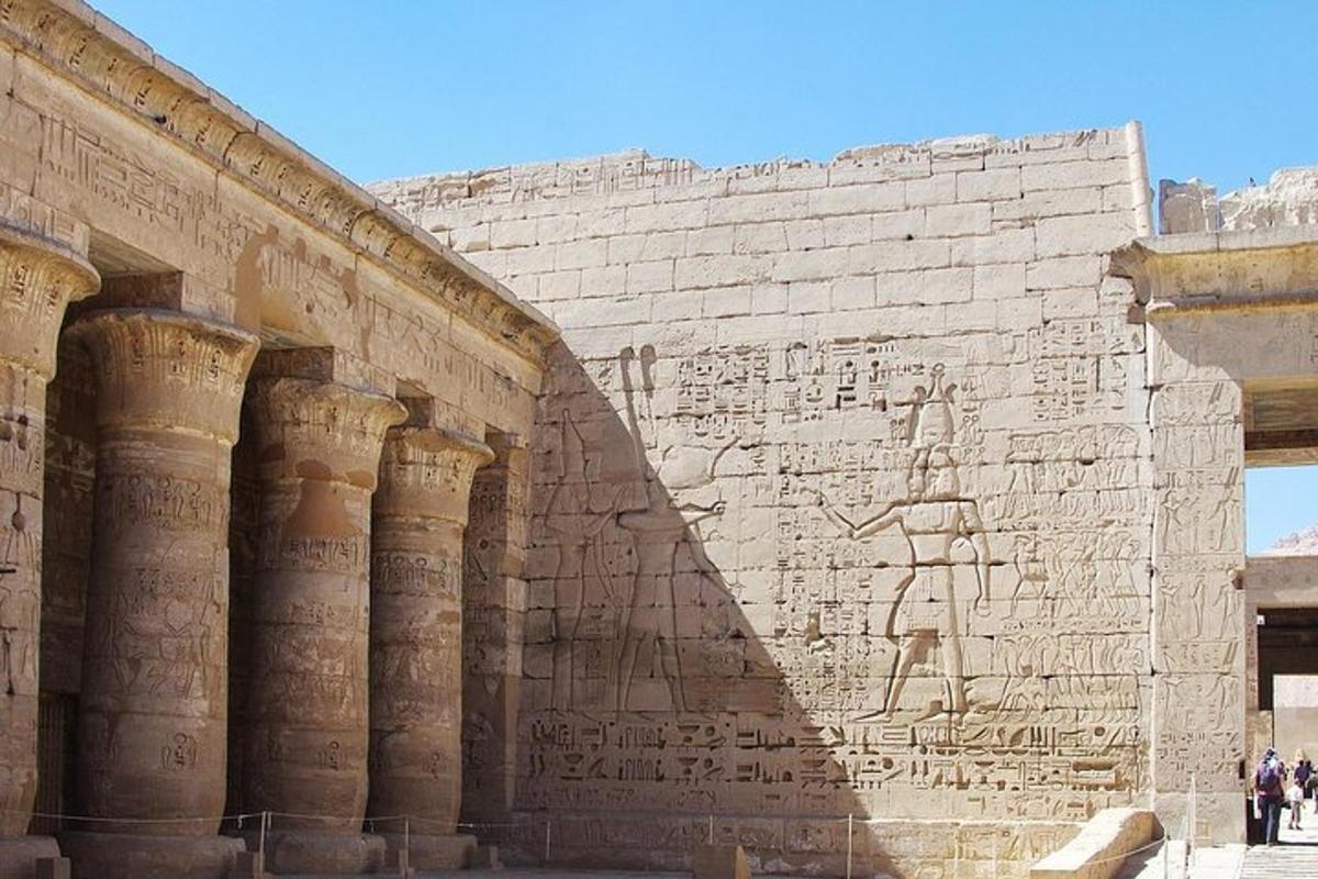 un muro con geroglifici sul lato di un edificio