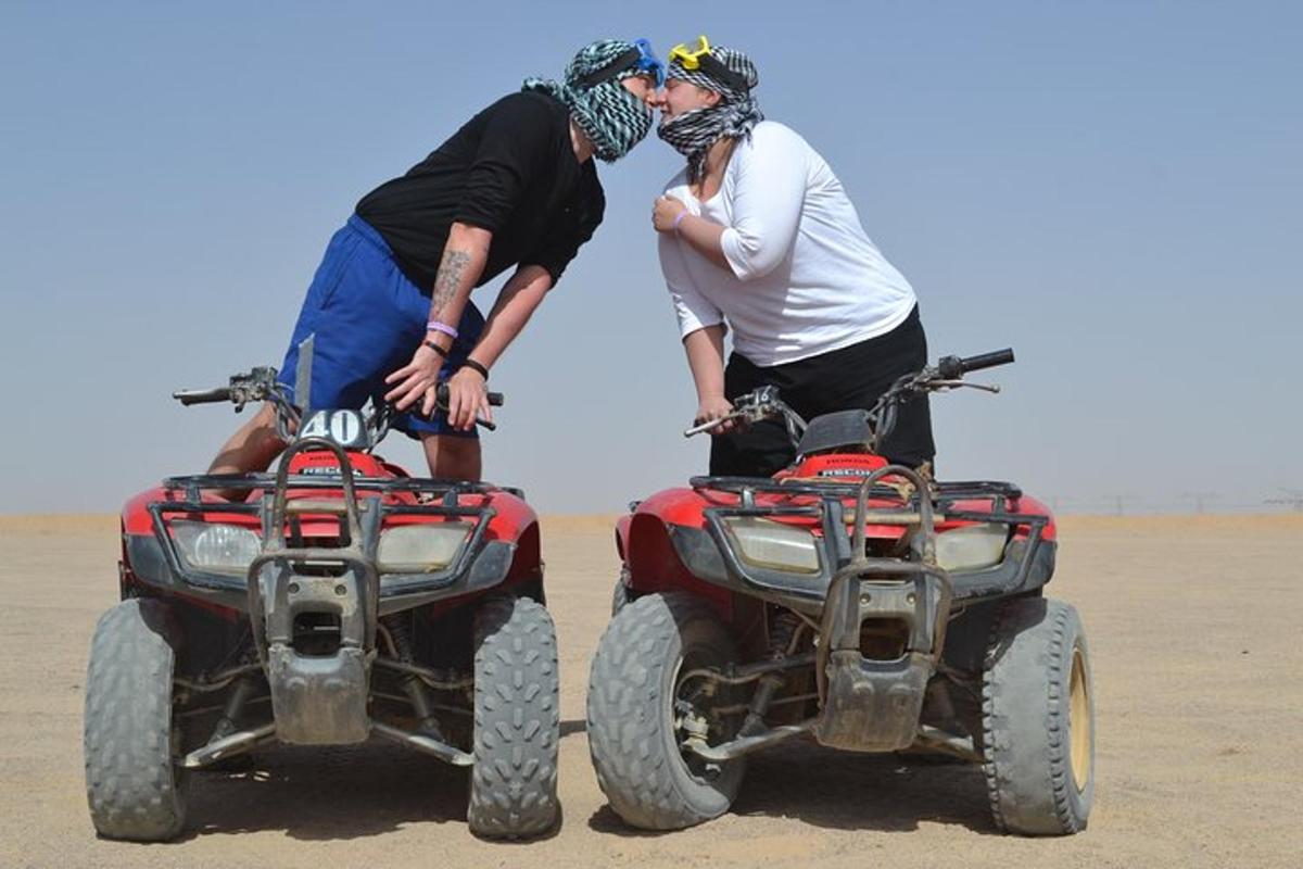 dues persones dempeus en quads al desert