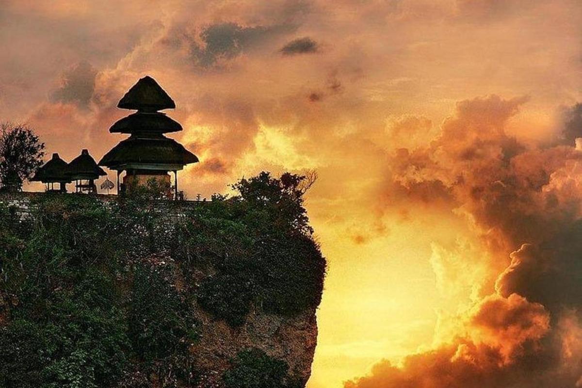 pagoda na vrcholu hory se západem slunce