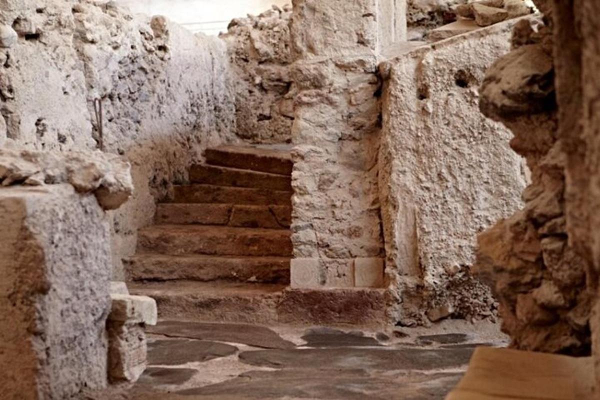 ένας πέτρινος διάδρομος με σκάλες σε ένα παλιό κτίριο