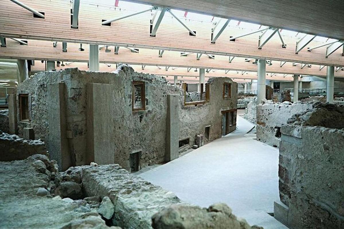 μια εσωτερική όψη ενός κτιρίου με ερείπια