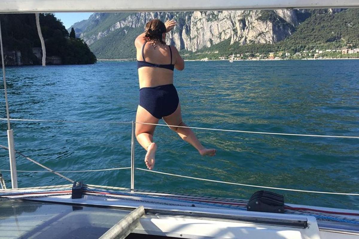 жена која скаче са чамца у воду