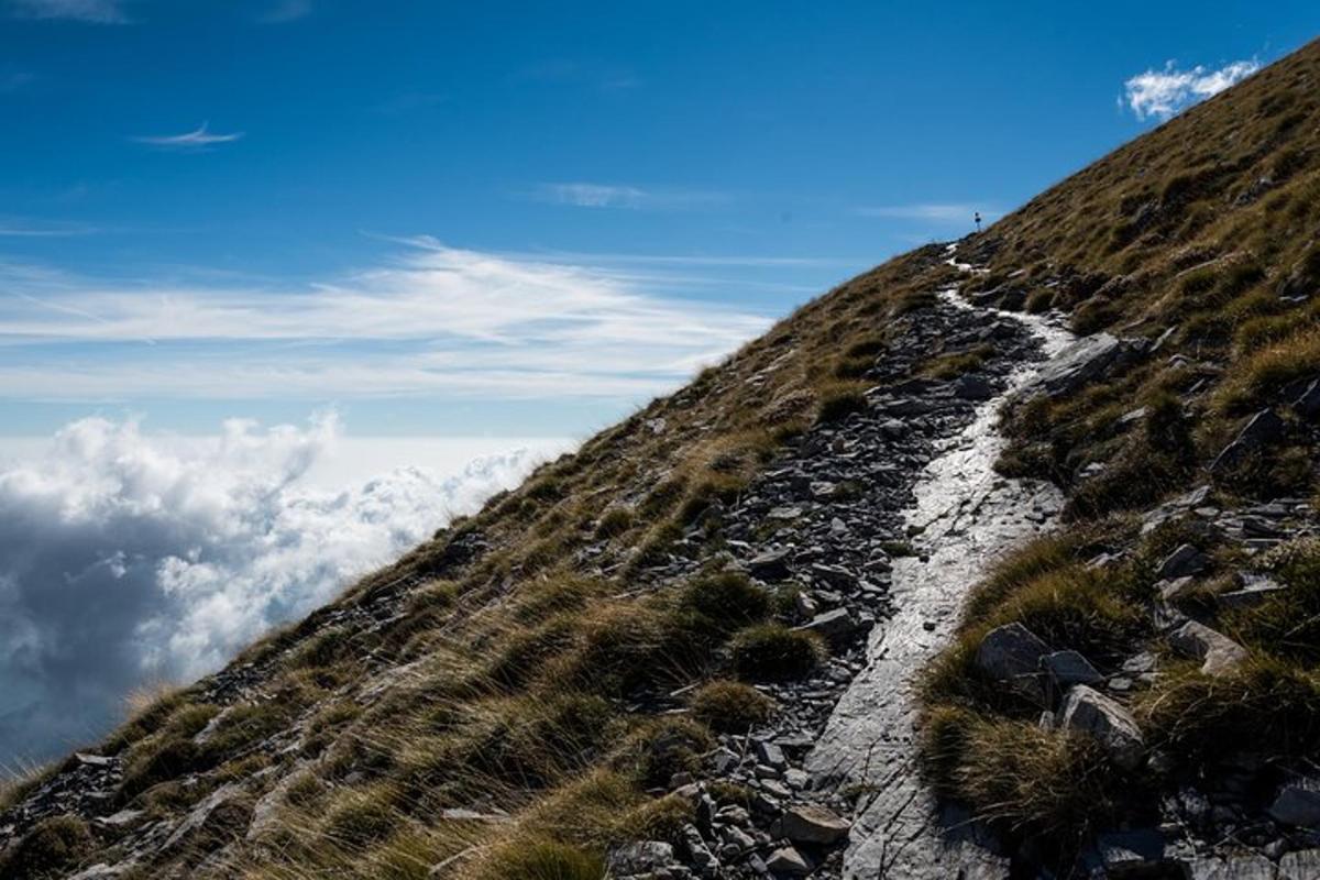 ein Blick auf einen Berg mit Wolken im Hintergrund
