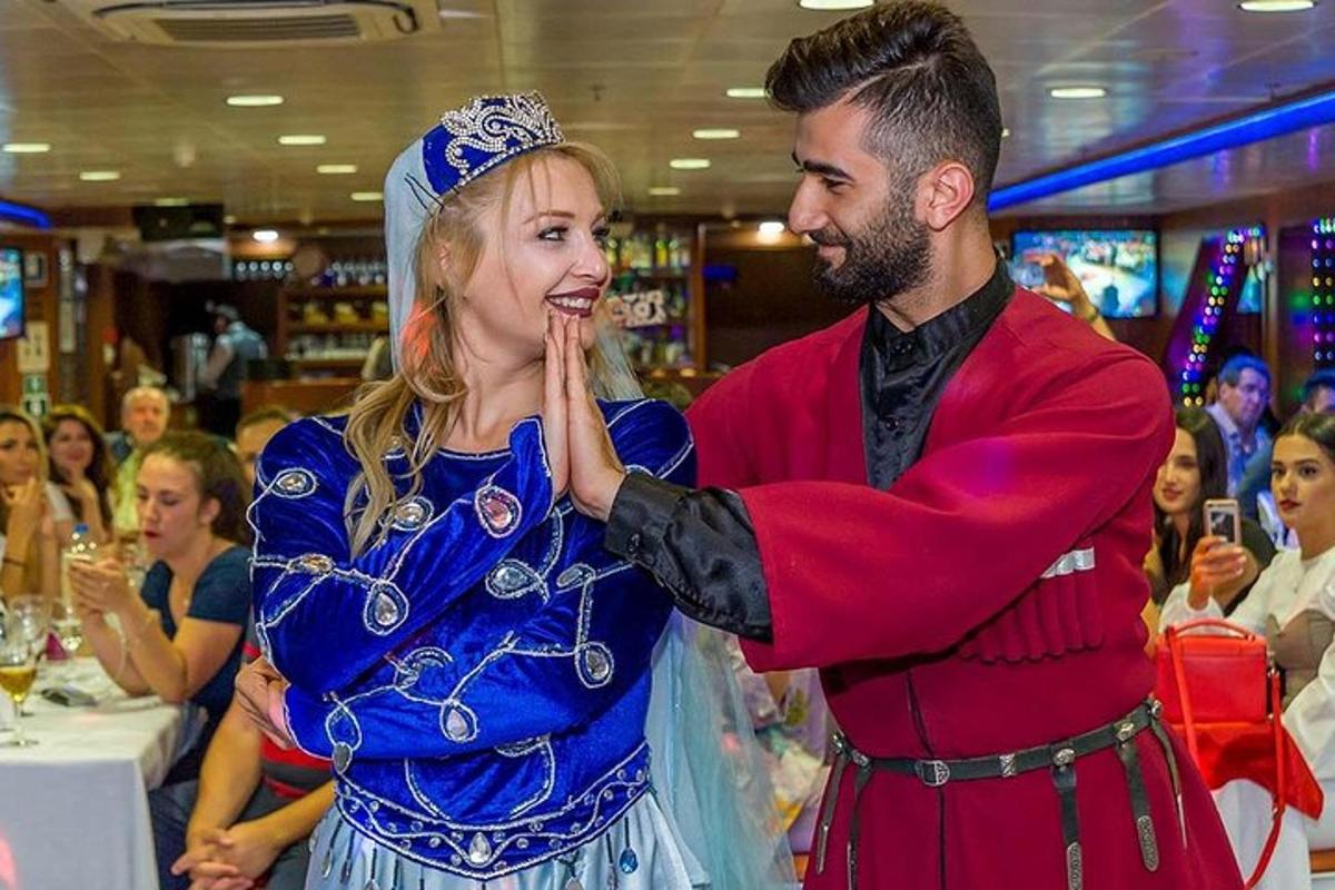un uomo e una donna in piedi uno accanto all'altro
