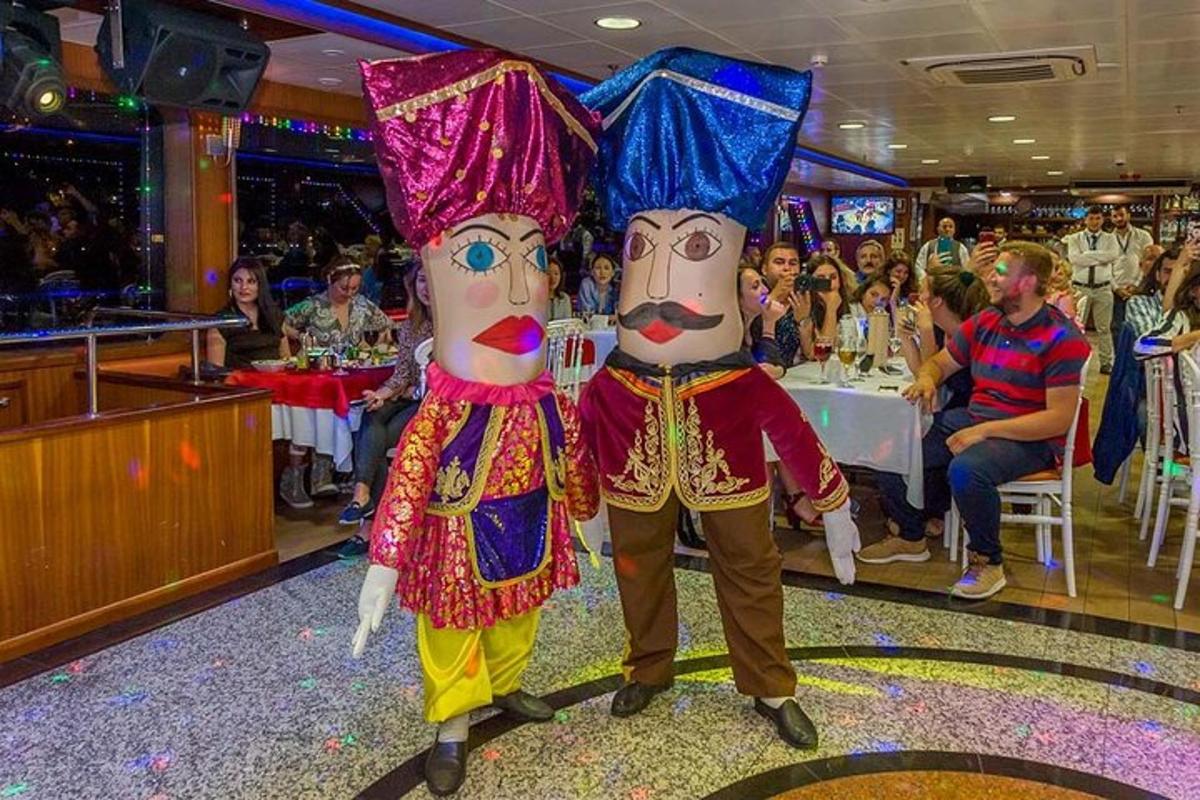 due persone vestite in costume in piedi in un ristorante