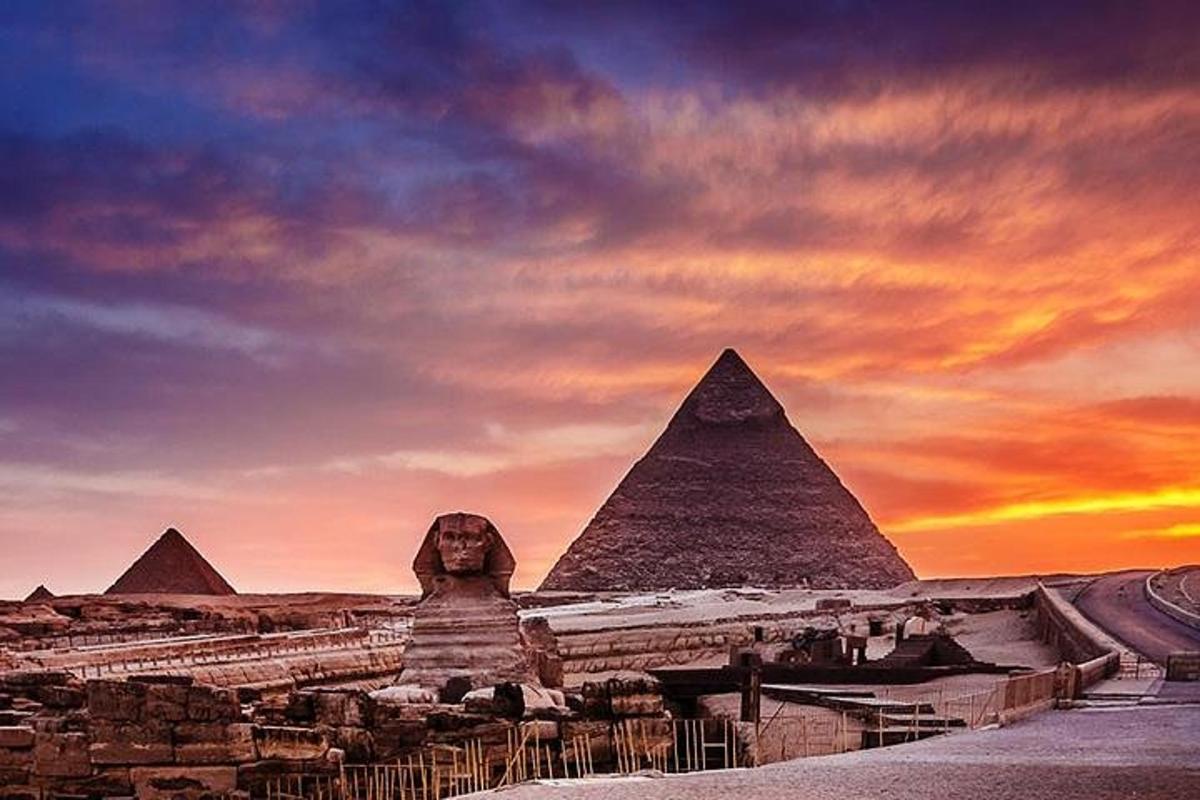 o vedere a piramidelor din Giza la apus