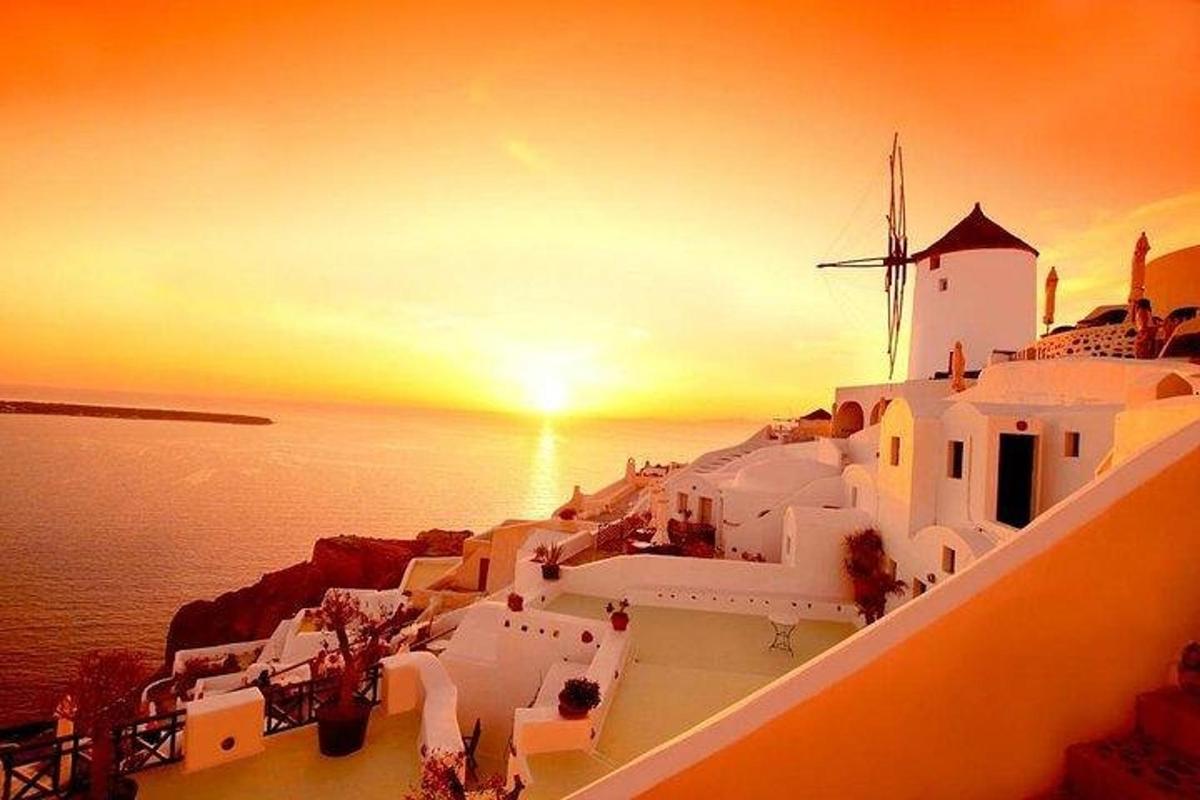 un tramonto sul lato di una nave da crociera
