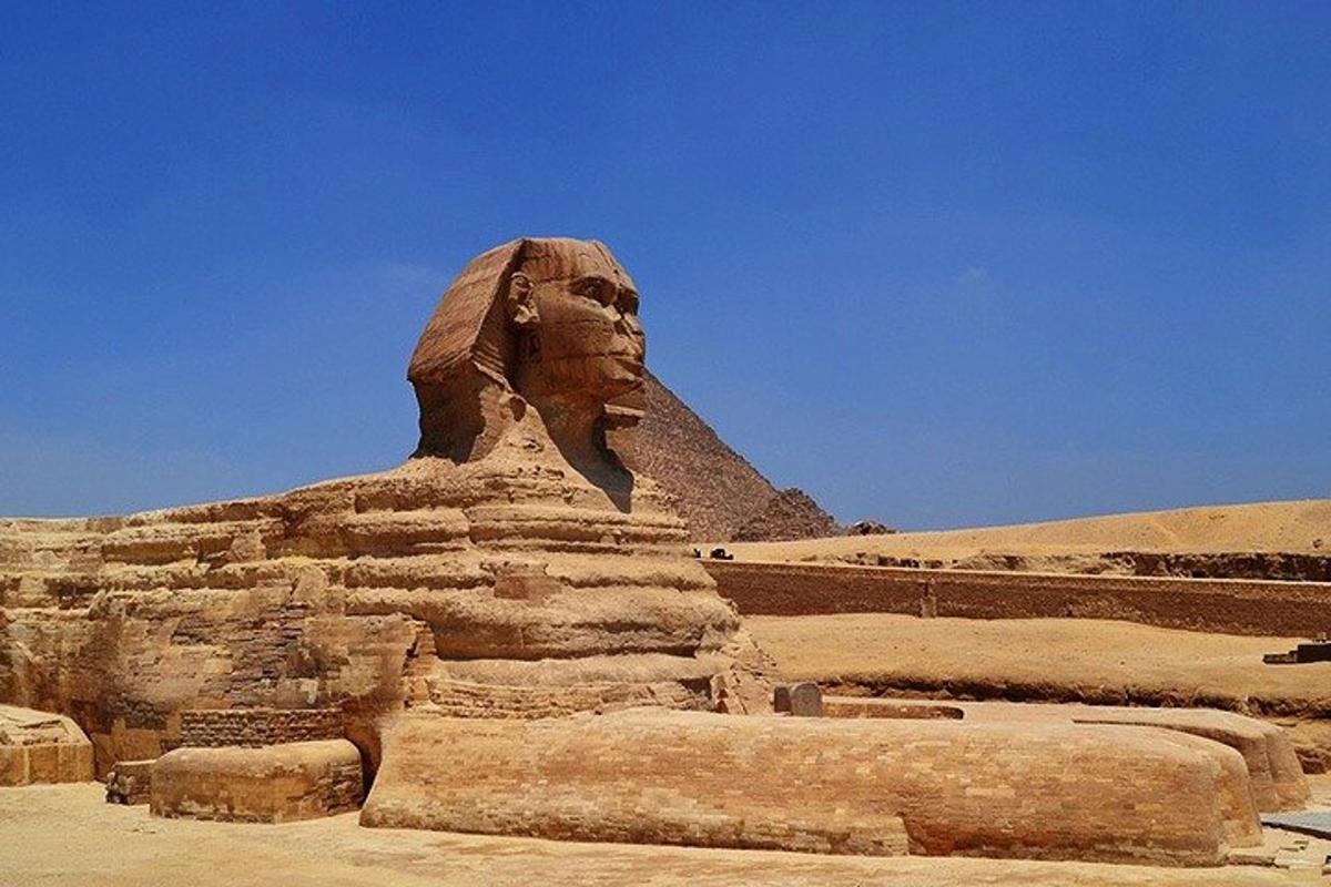 o statuie mare în fața unei piramide