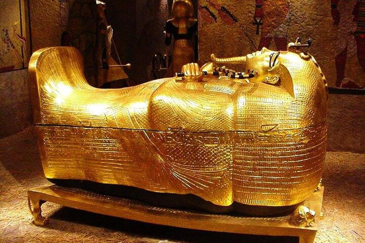 een gouden Trojaans paardbeeld zittend op een tafel
