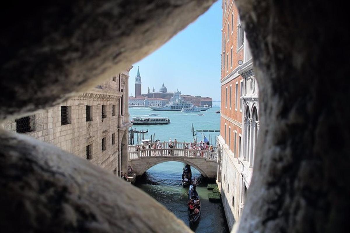 Blick auf eine Brücke über einen Fluss in einer Stadt
