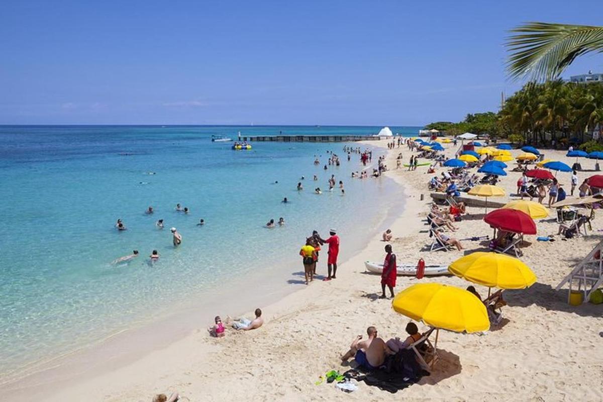 sekelompok orang di pantai dengan payung