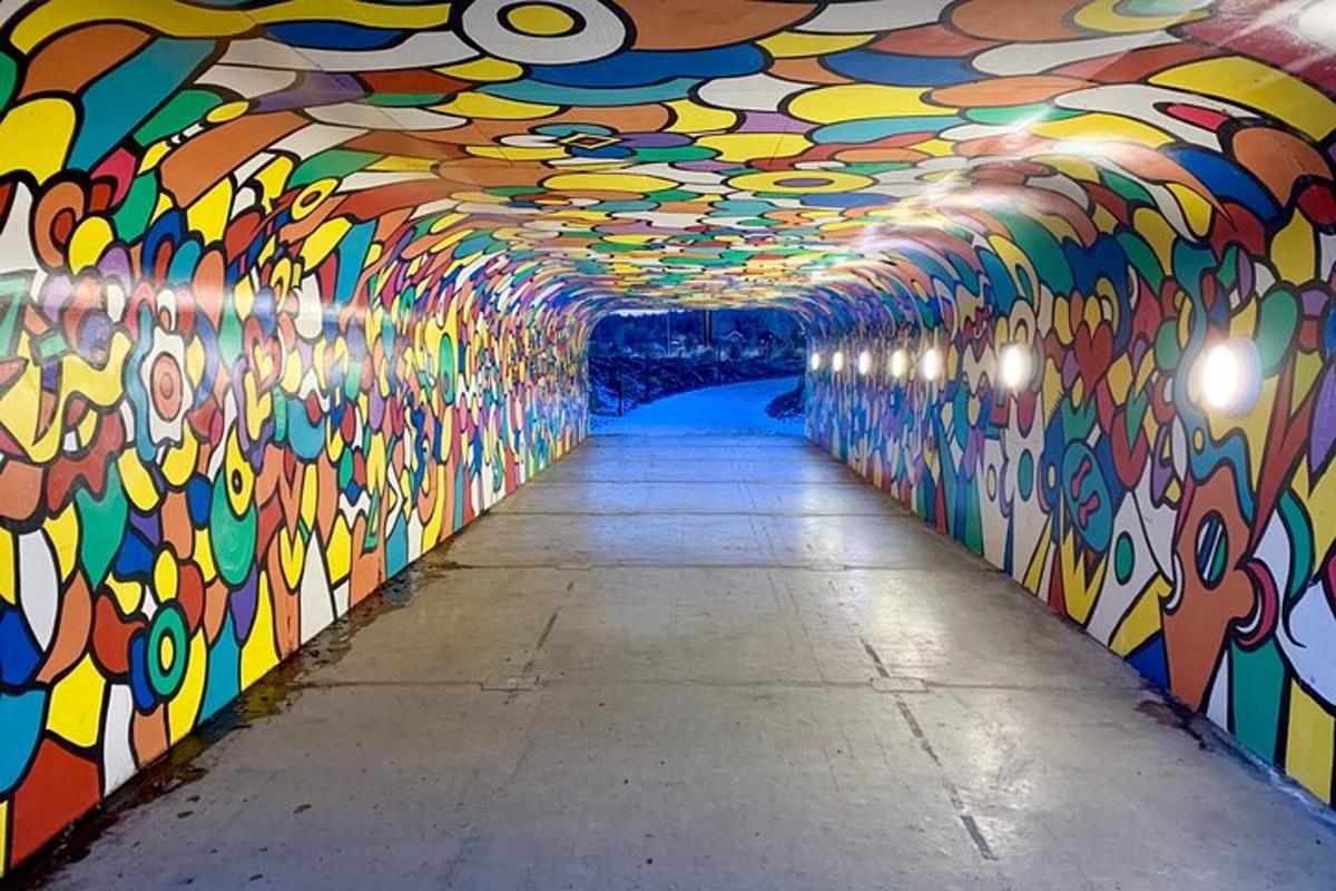 tunneli, jonka seinällä on värikäs seinämaalaus