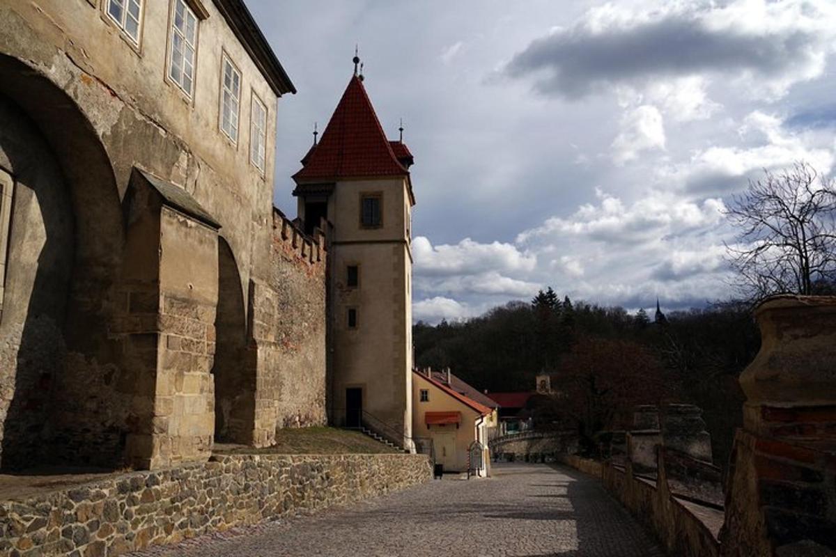 budova s hodinovou věží vedle ulice