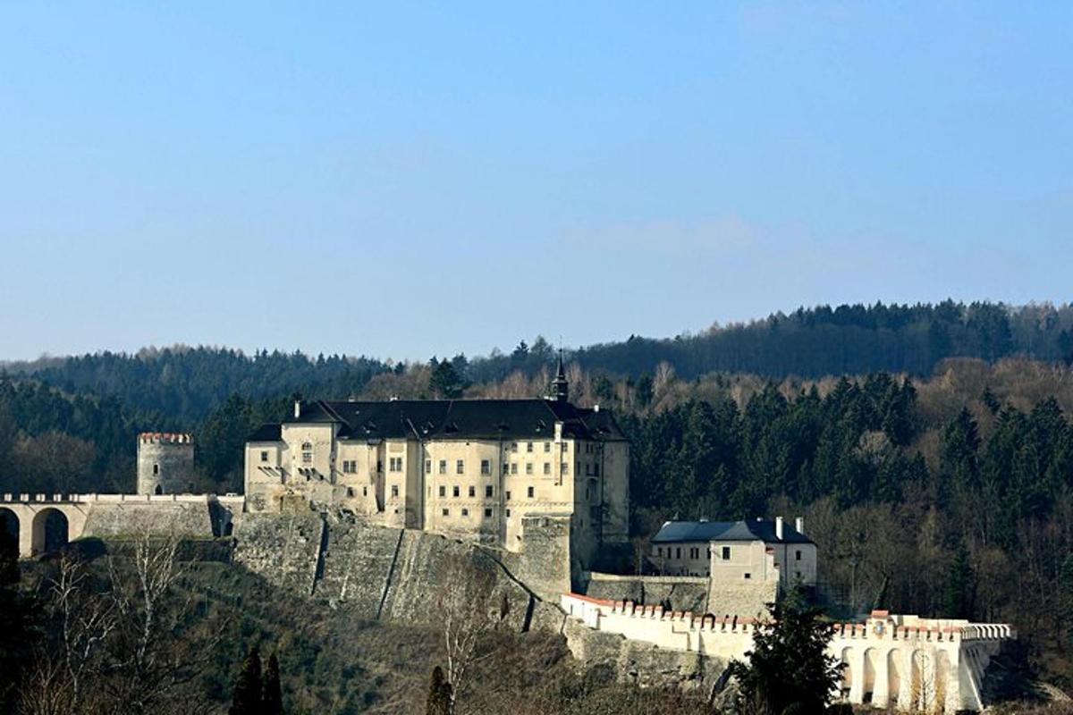 un gran castillo en la cima de una colina
