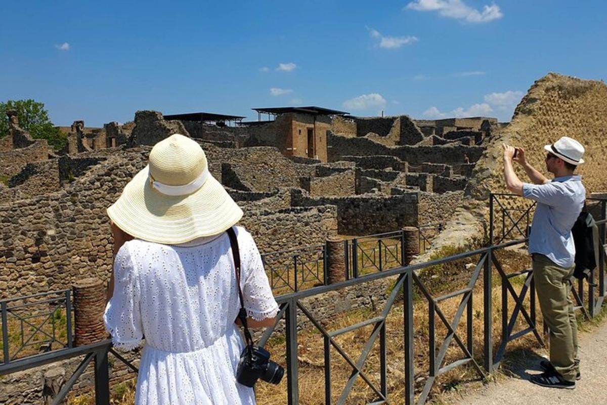 un bărbat și o femeie care fotografiază niște ruine
