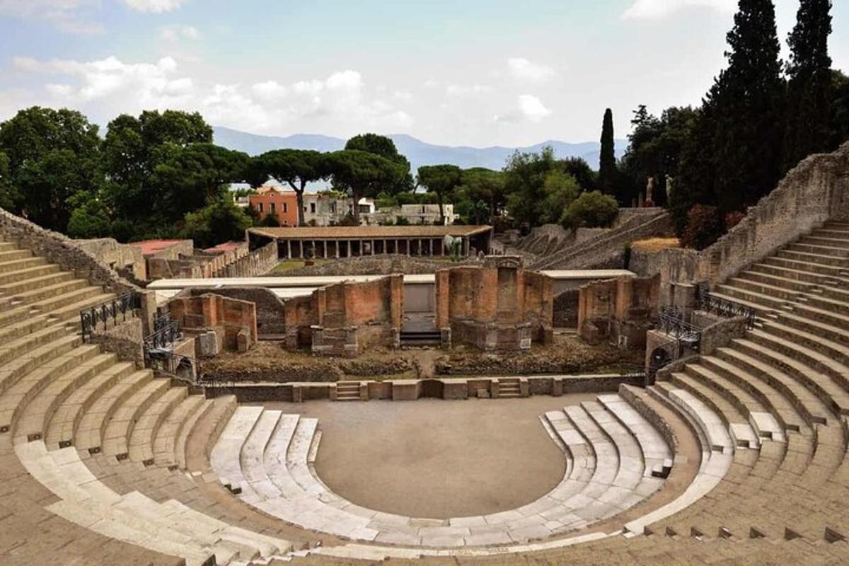 un anfiteatro con posti a sedere di fronte a un edificio