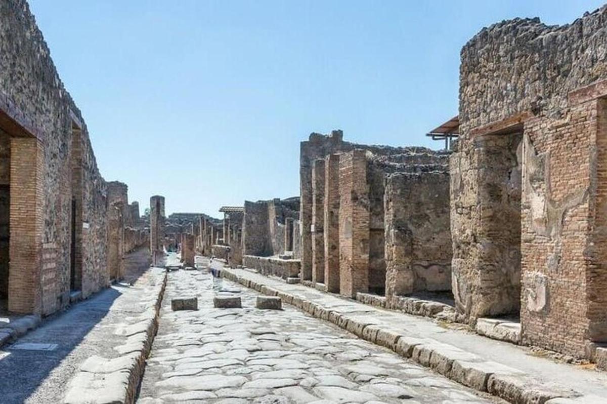 una strada vuota tra le rovine di un edificio