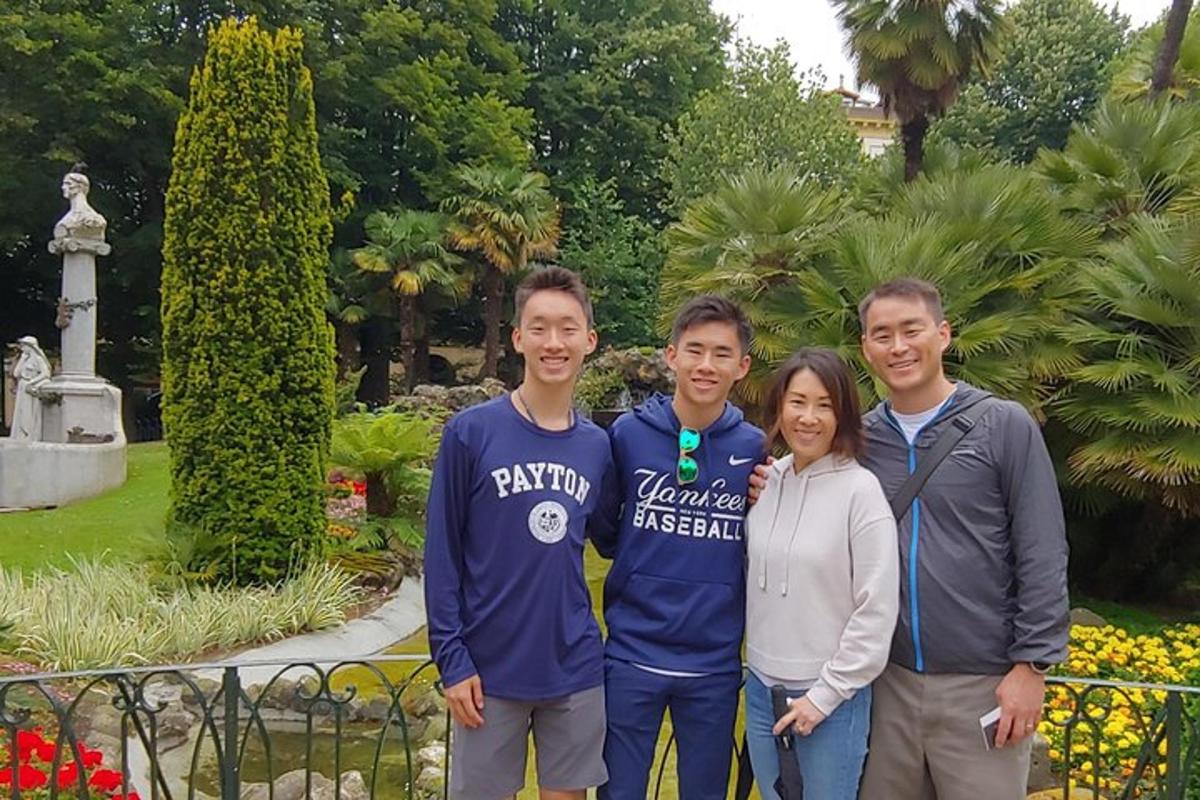 一群人站在公园前