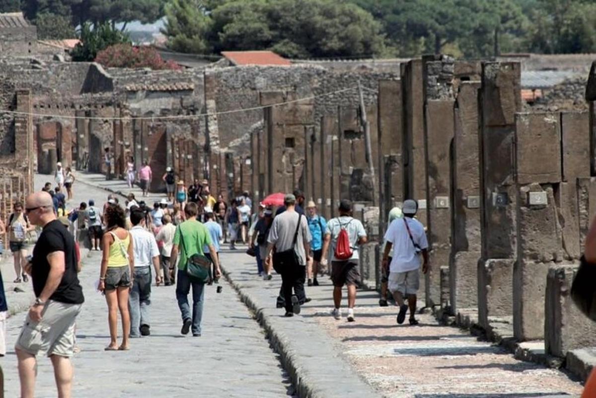 skupina lidí jdoucích po ulici