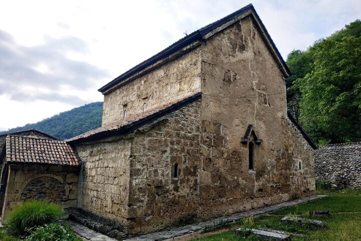 stara kamnita stavba s križem ob strani