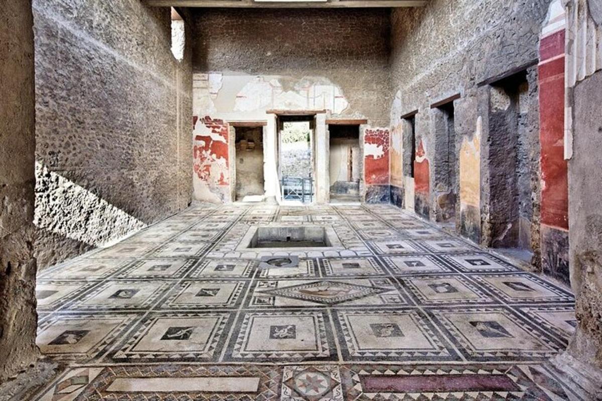 un corridoio vuoto con un pavimento a mosaico in un vecchio edificio