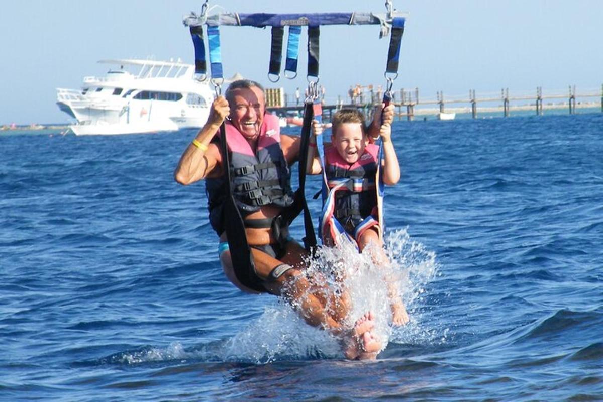 due persone in acqua aggrappate a una barca