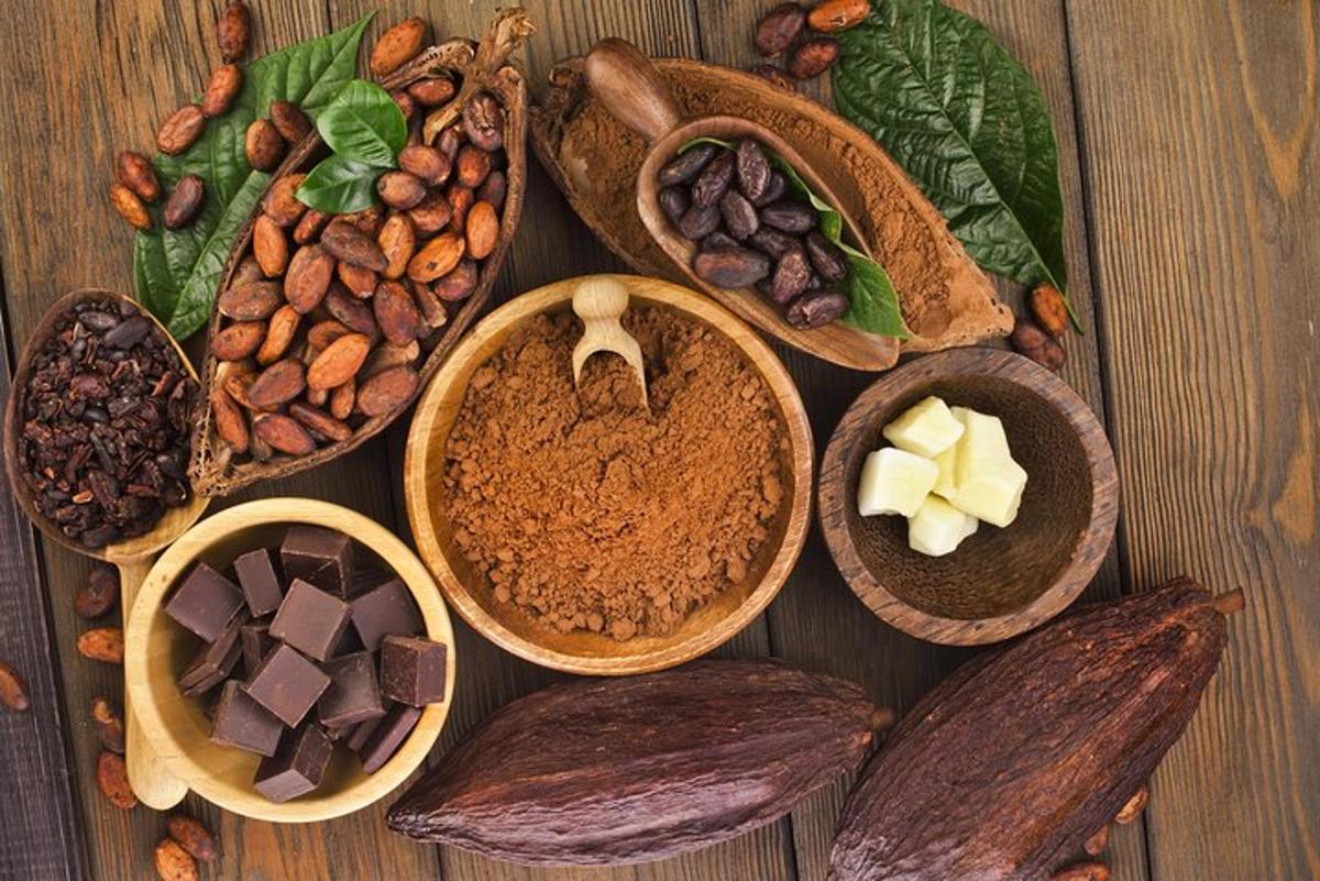 một cái bàn được phủ đầy những bát đựng các loại hạt khác nhau