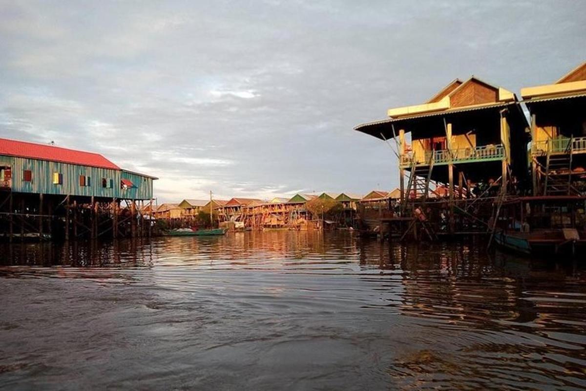 sekelompok rumah di atas air di sebelah air