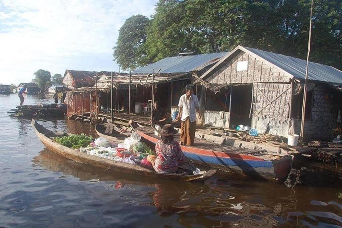 seorang wanita sedang duduk di atas perahu di dalam air