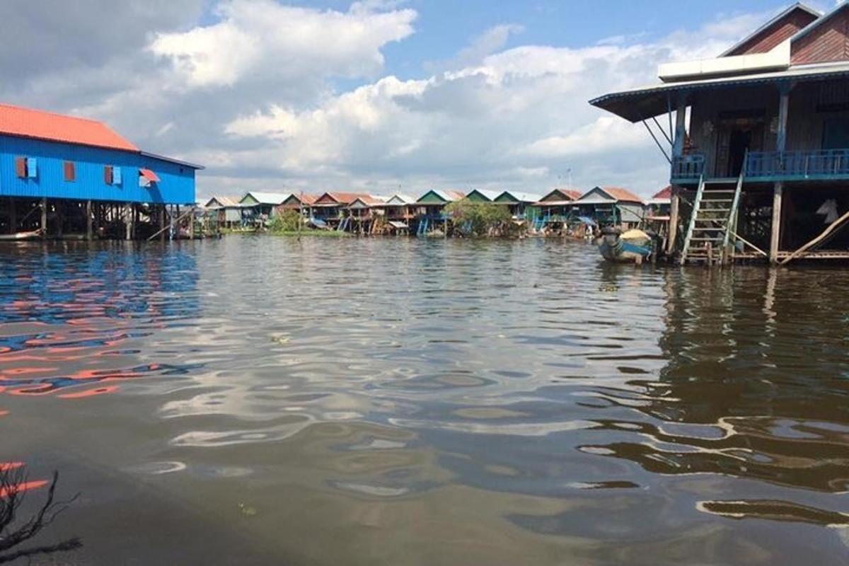 група кућа на врху водене површине