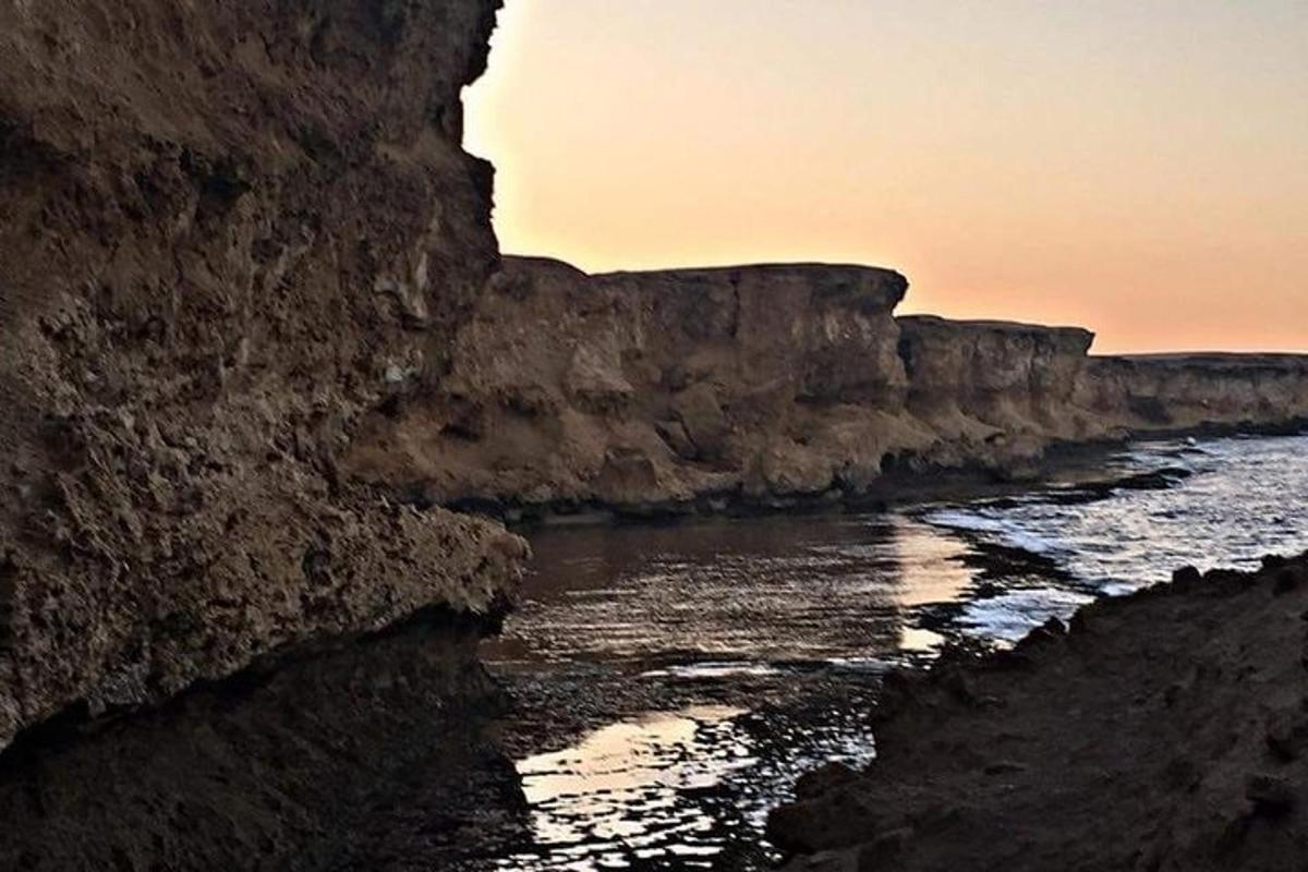 pogled na ocean ob sončnem zahodu z obale