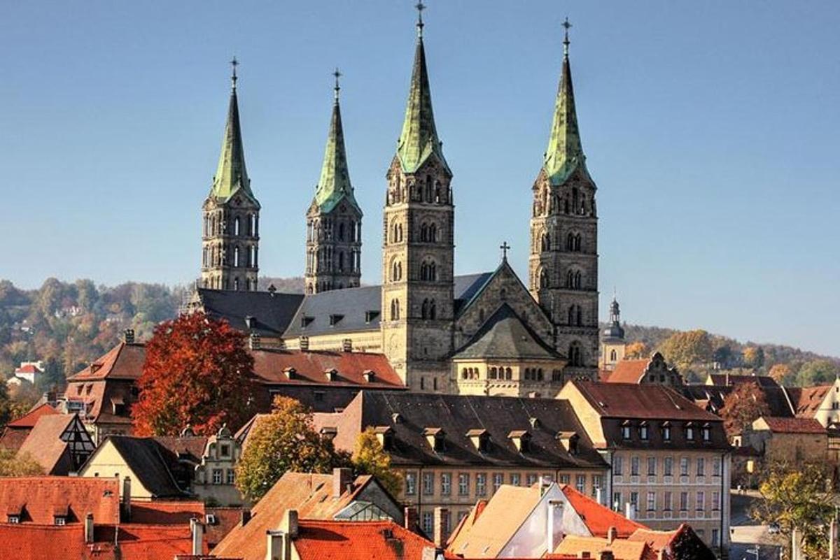 um grande edifício com duas torres em uma cidade