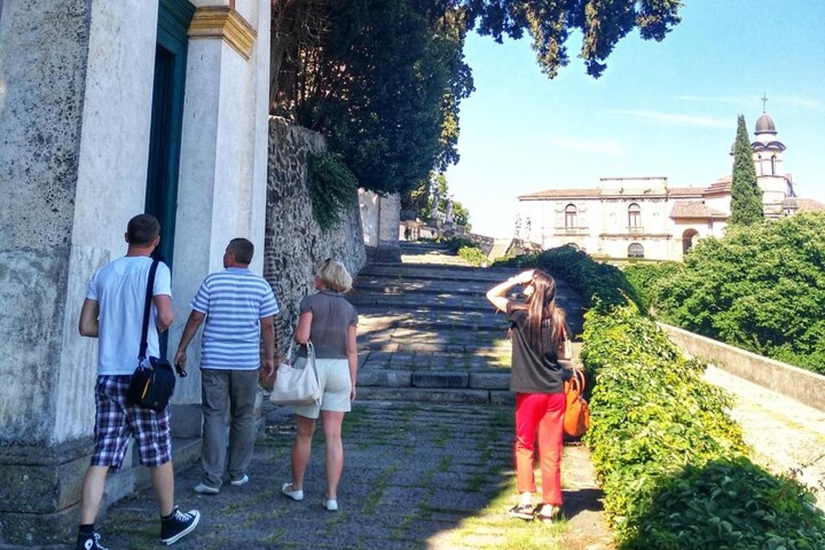 skupina lidí stojících před budovou