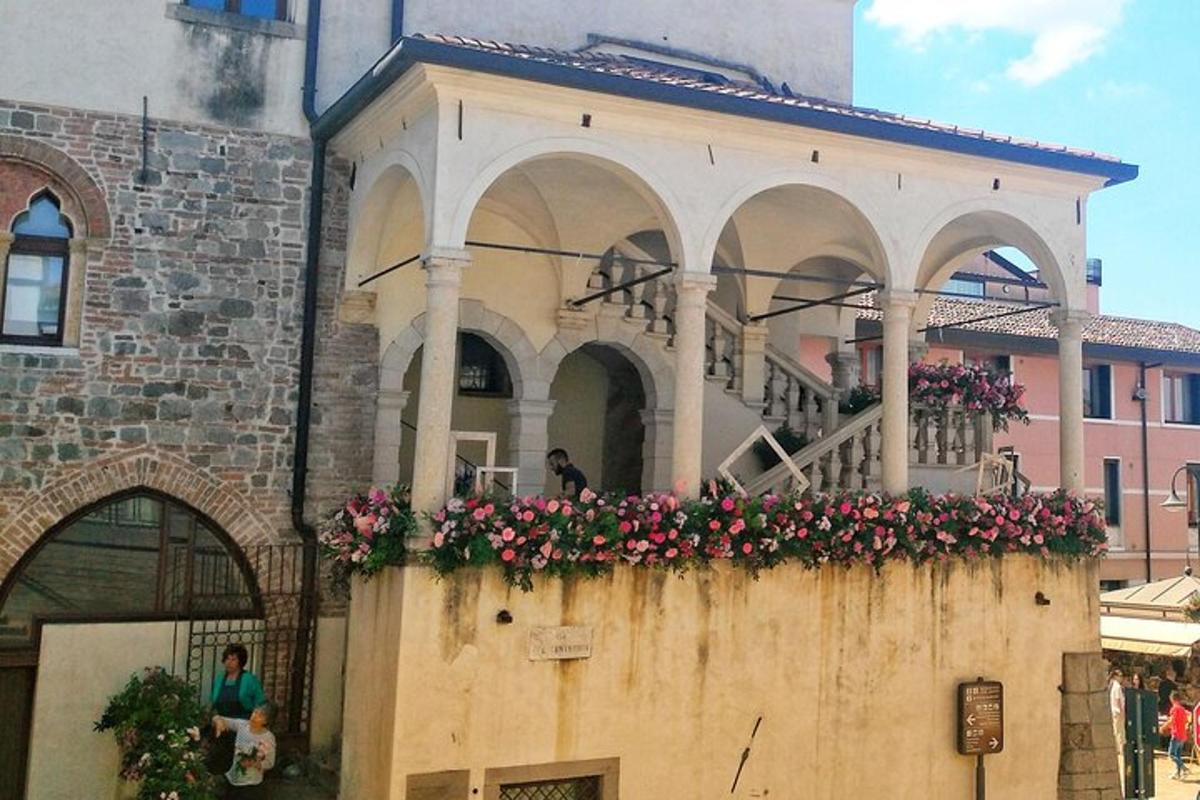 budova s květinami na zdi