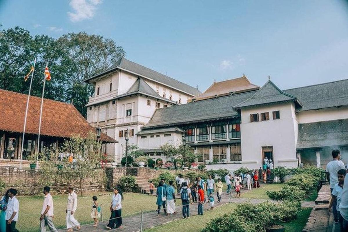 skupina lidí jdoucích před budovou